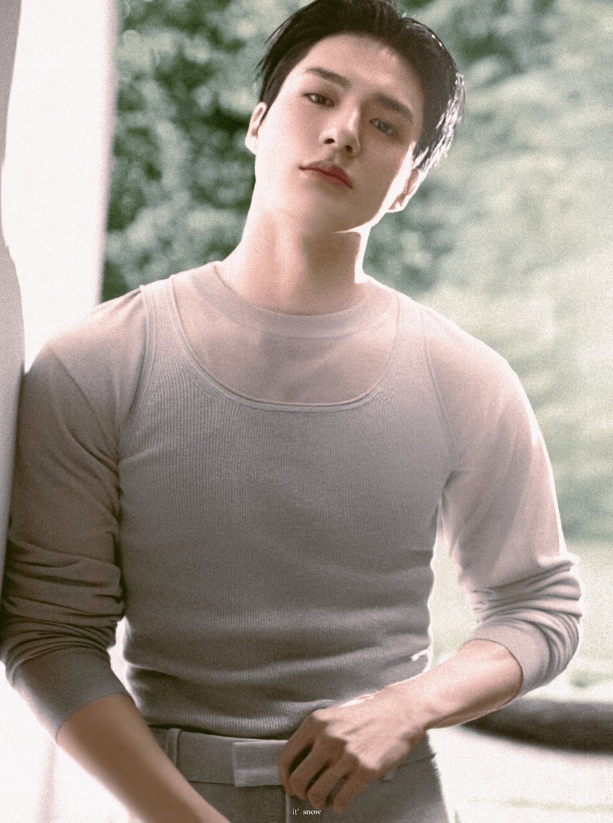 8trackstar's tweet photo. is jeno wearing the same tank top as mingyu?!?! OKKK gym boys in grey ribbed tank top supremacy 🩶 https://t.co/7PhneC8V2w