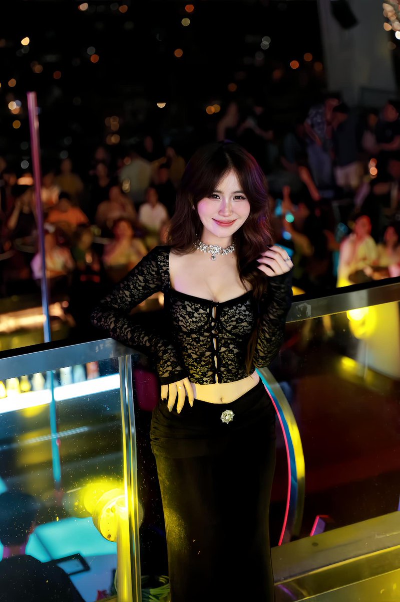 uiscomei's tweet photo. Lần đầu trải nghiệm bar ngoài trời view đẹp nước ngon nhạc còn hay nữa. Đi hông mún về lun choy oy 😋 Đúng là bar xịn đẳng cấp bậc nhất Đà Nẵng ✨🔥🔥🔥
________________________
📍36 Bạch Đằng, p. Thạch Thang, Hải Châu, Đà Nẵng
#nightlife #luxurybar #sky36 https://t.co/XJoIHIaVdt