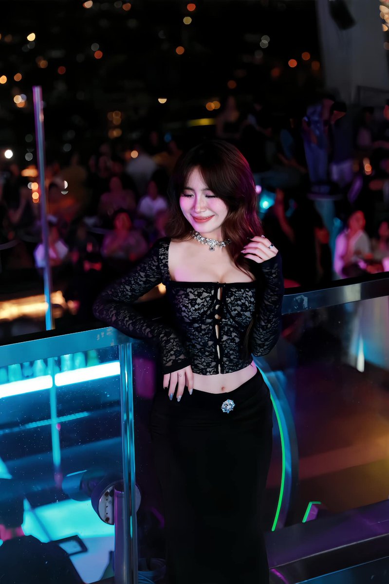 uiscomei's tweet photo. Lần đầu trải nghiệm bar ngoài trời view đẹp nước ngon nhạc còn hay nữa. Đi hông mún về lun choy oy 😋 Đúng là bar xịn đẳng cấp bậc nhất Đà Nẵng ✨🔥🔥🔥
________________________
📍36 Bạch Đằng, p. Thạch Thang, Hải Châu, Đà Nẵng
#nightlife #luxurybar #sky36 https://t.co/XJoIHIaVdt