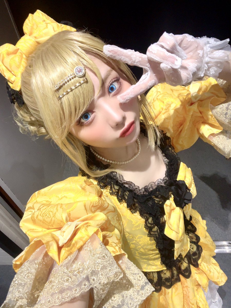 aizome_karen's tweet photo. ミュージカル 悪ノ娘 初日！
開幕いたしました💛

前回は席間隔をあけての上演でしたが、今回は初日から満席…！感謝の気持ちでいっぱいです。長年愛され続けている作品であること、改めて実感しました。
大切なリリアンヌの人生 最後まで駆け抜けたいと思います。

リリアンヌ嬢 最新のすがた
#悪ノ娘 https://t.co/6bqvAC6i2X