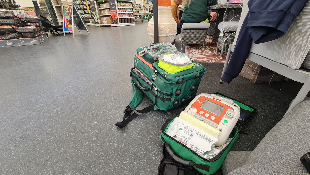 A quiet lunch with #MollyDog @dobbies turns in to a #Medical #Emergency. #NeverOffDuty #cfr @OFFICIALWMAS Would you know what to do? #CPR courses available from @counts_cpr @AndrewmitchMP @trust_sutton #Volunteer