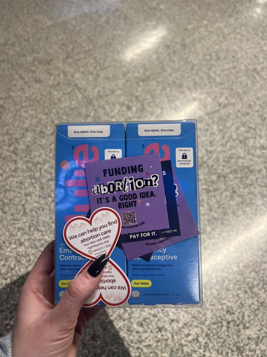 poptime's tweet photo. Olivia Rodrigo está distribuindo pílulas contraceptivas de graça em sua turnê:

"Financiar o aborto? É uma boa ideia, certo?" https://t.co/r3I17BG5Fp