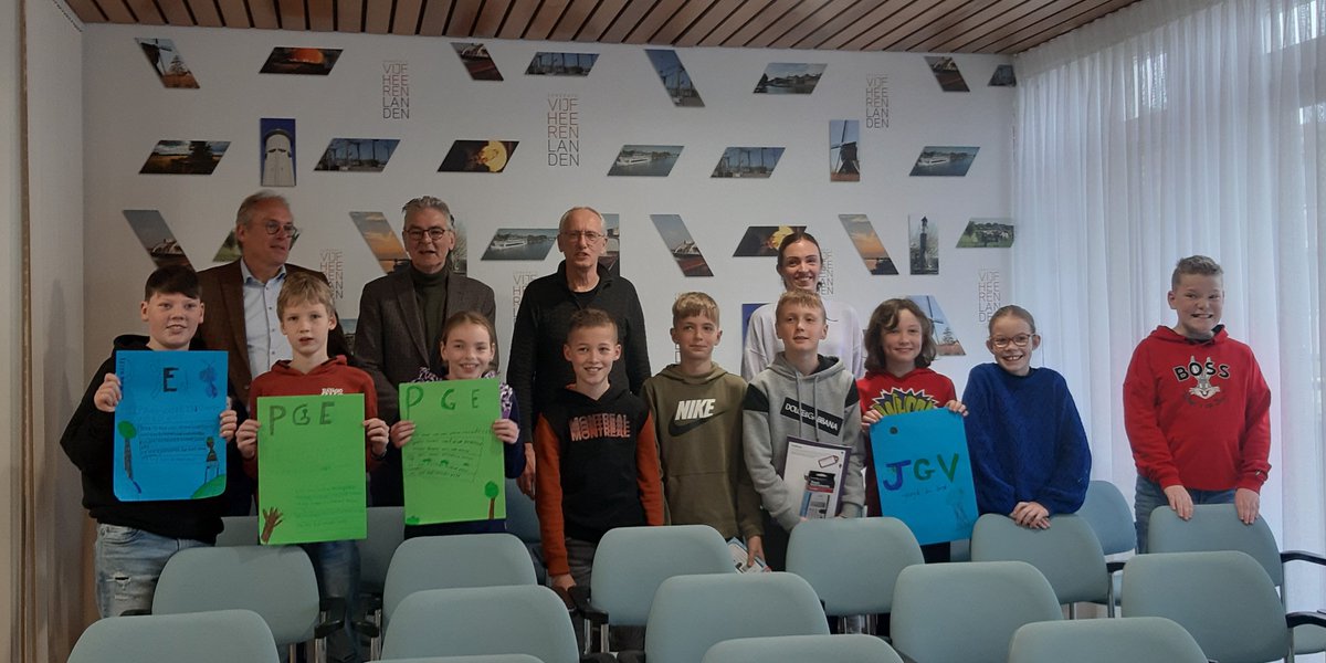 Vanmorgen bezochten leerlingen van basisschool De Regenboog uit Everdingen het gemeentehuis in Meerkerk. Wethouder Kees Bel legde uit hoe de democratie werkt. De kinderen vormde drie partijen: De kinderen konden in de raadszaal de voorgestelde hoogbouw afwijzen of verdedigen.