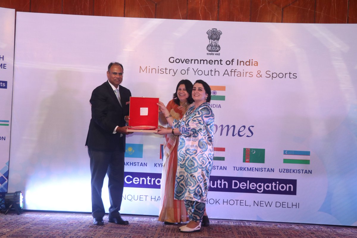 Shri Nitesh Kumar Mishra, Joint Secretary, Department of Youth Affairs, gave token of appreciation to the delegation from Tajikistan and exchanged Souvenirs fostering mutual understanding, friendship, and collaborative support #CAYD