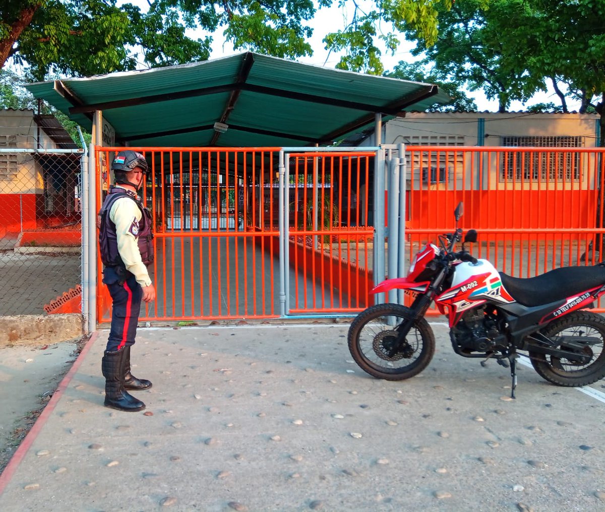 Gracias al patrullaje constante de los funcionarios motorizados de la Policía del Municipio #Barinas, se garantiza el resguardo de las instalaciones educativas para el uso seguro por parte de la comunidad educativa #RumboAlFuturo @Visipol_MIJP @jbarrios_cpeb