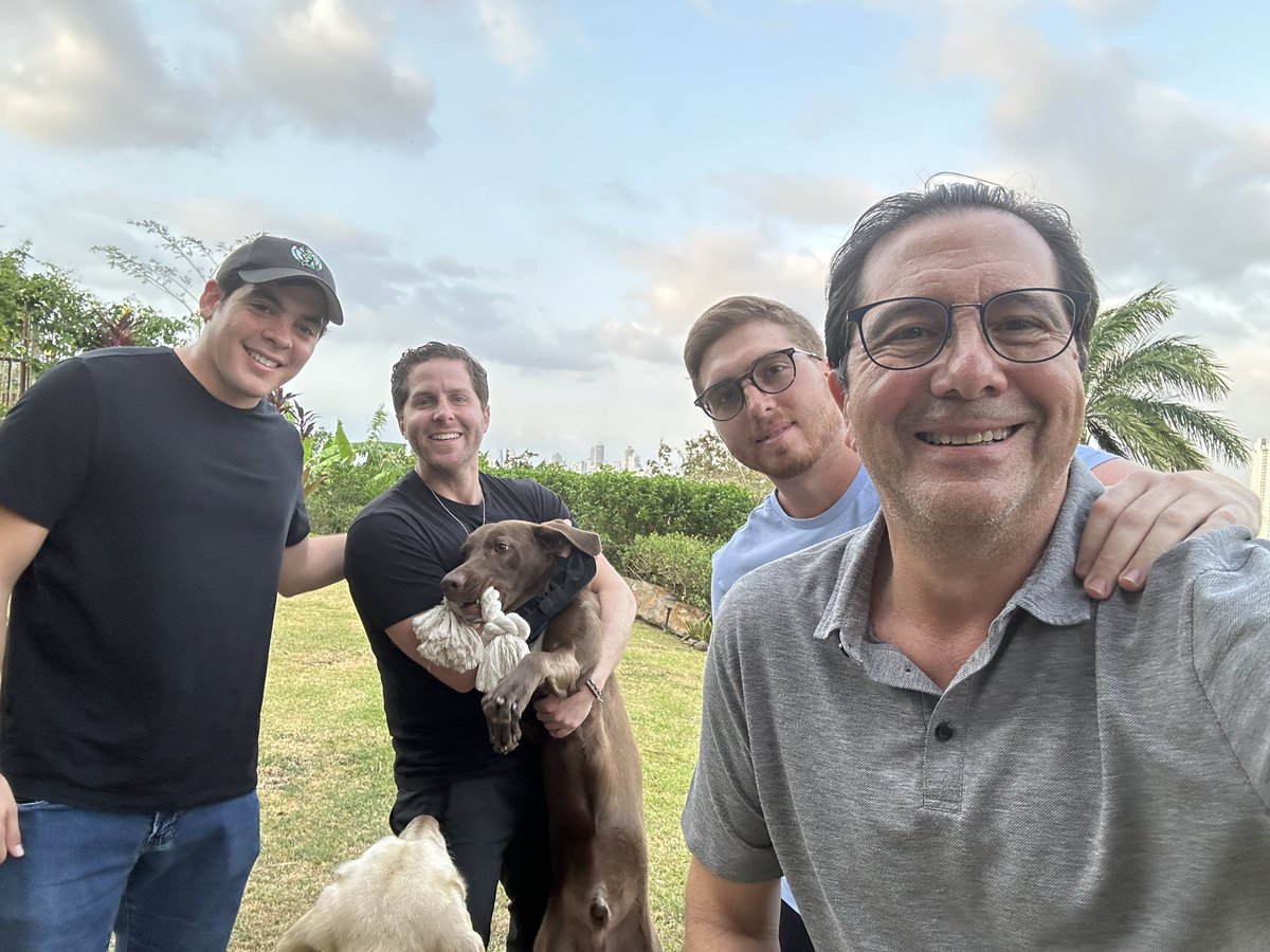 MartinTorrijos's tweet photo. Por aquí ya listos para el debate. Siguiendo los consejos de @Mayer, Hermes y mis hijos: las cosas como son y ser yo mismo ¡Vamos pa’ encima! Gracias a mis asesores 🐾😎 https://t.co/Bsi5XkVt5M