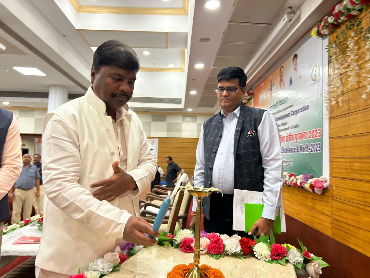 KedarKashyapBJP's tweet photo. आज रायपुर में राष्ट्रीय सहकारी विकास निगम द्वारा आयोजित कार्यक्रम में शामिल हुआ। 

इस अवसर पर सहकारी उत्कृष्टता और श्रेष्ठता के लिए क्षेत्रीय पुरस्कार 2023 का वितरण किया। https://t.co/Q0WN55JdvZ