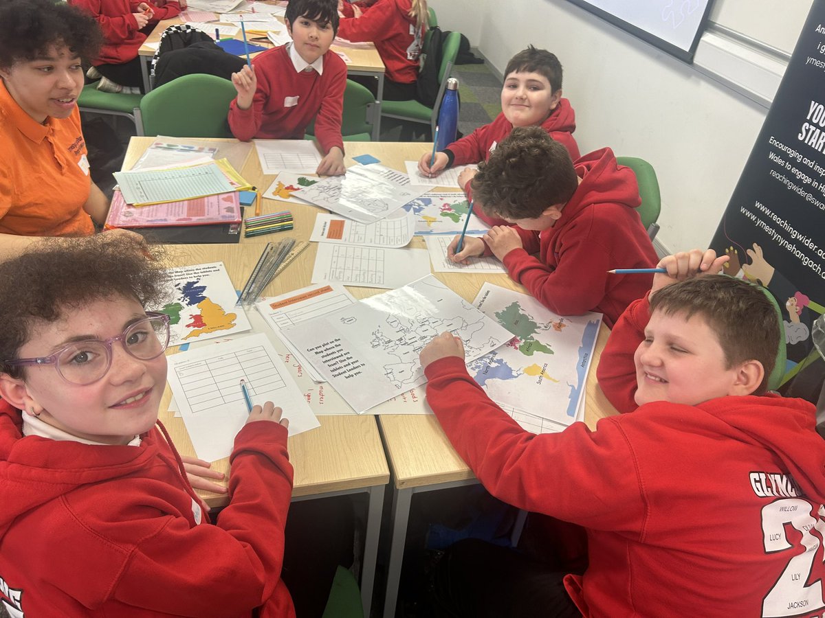 Year 6 have been asking the University students different questions and found out some very interesting facts! The children are plotting graphs and looking at the world map to see where the students in Swansea University live. #swanseauni @ReachingWiderSW