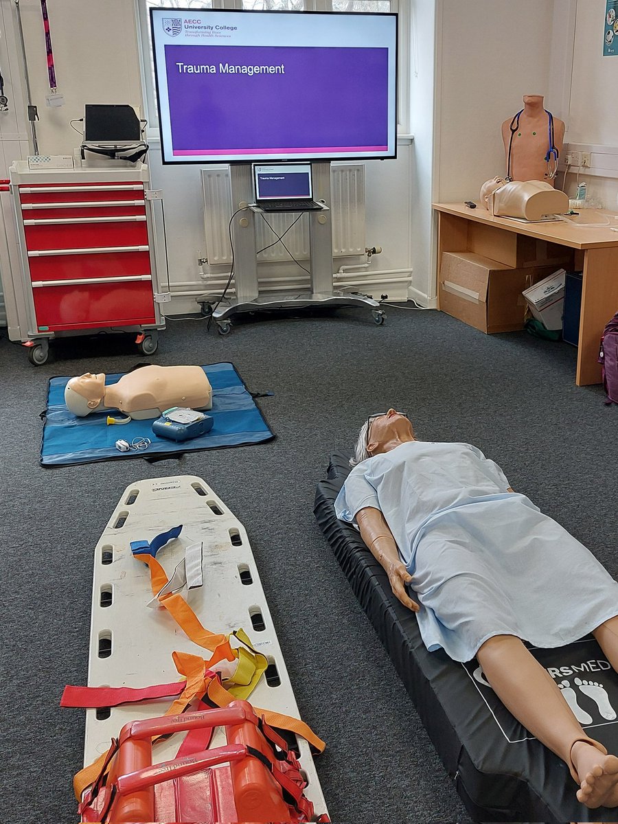 Chell_Evans1's tweet image. Trauma Management session with our MSc and BSc Sports Rehabilitation students @AECCUniversityC @AECCSchoolHRS