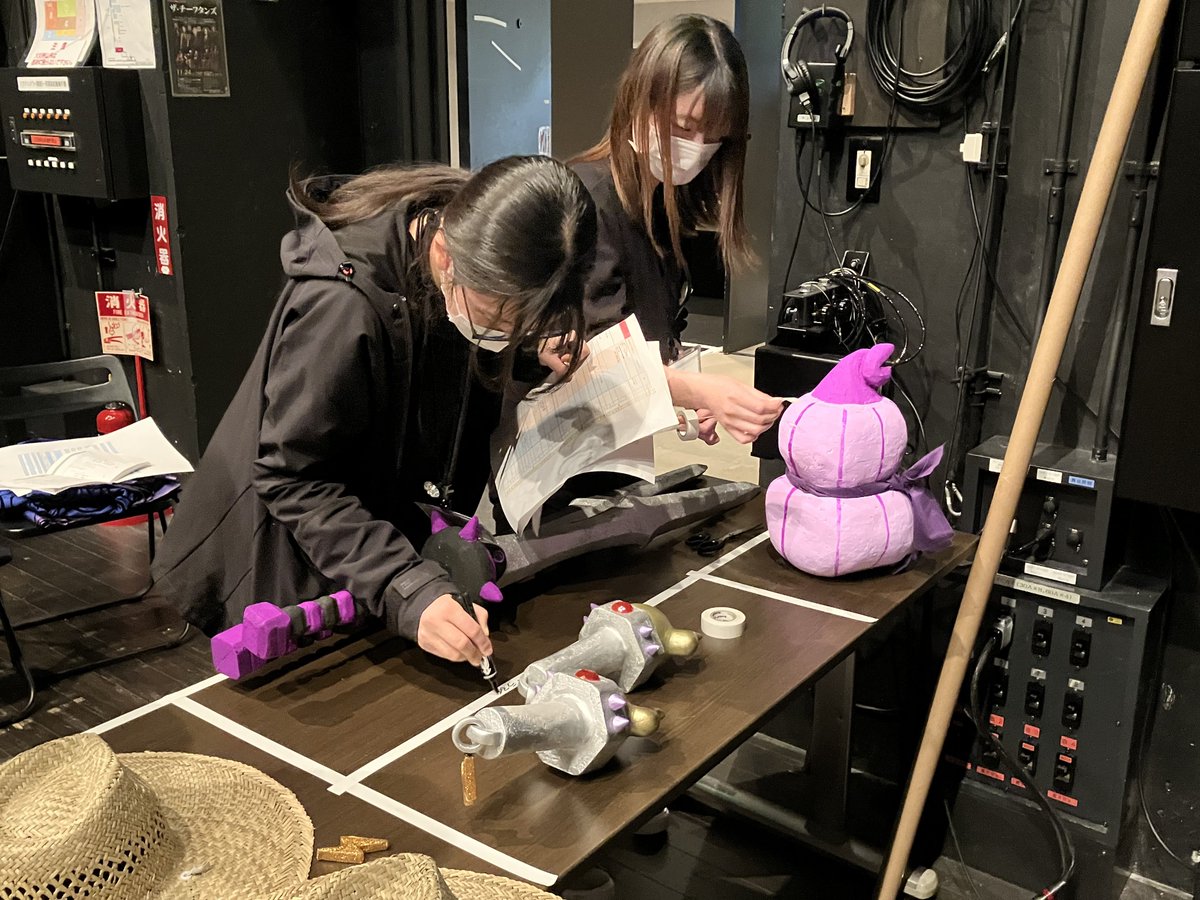 Tech_BiwakoHall's tweet photo. 【本番まであと3日！】
昨日に引き続き、各コースに分かれて作業🐱
小道具を役者さんが使いやすいよう整理したり、照明のムービング卓や映像ソフトの操作方法を学んでいただきました✏️

#小道具は成安造形大の学生さん作
#ぜんぶかわいい 
#舞台技術研修 

https://t.co/mZbRyIPQVa https://t.co/LNudvH9ddG