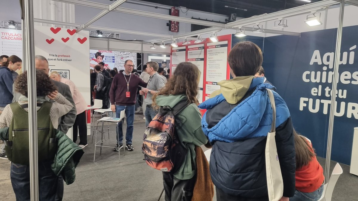 VedrunaCat's tweet photo. Aquí cuines el teu futur. Tota l'oferta de #formació professional a l'estand de #VedrunaPro al @saloensenyament 🔝 #cicles https://t.co/c29IBaYL33