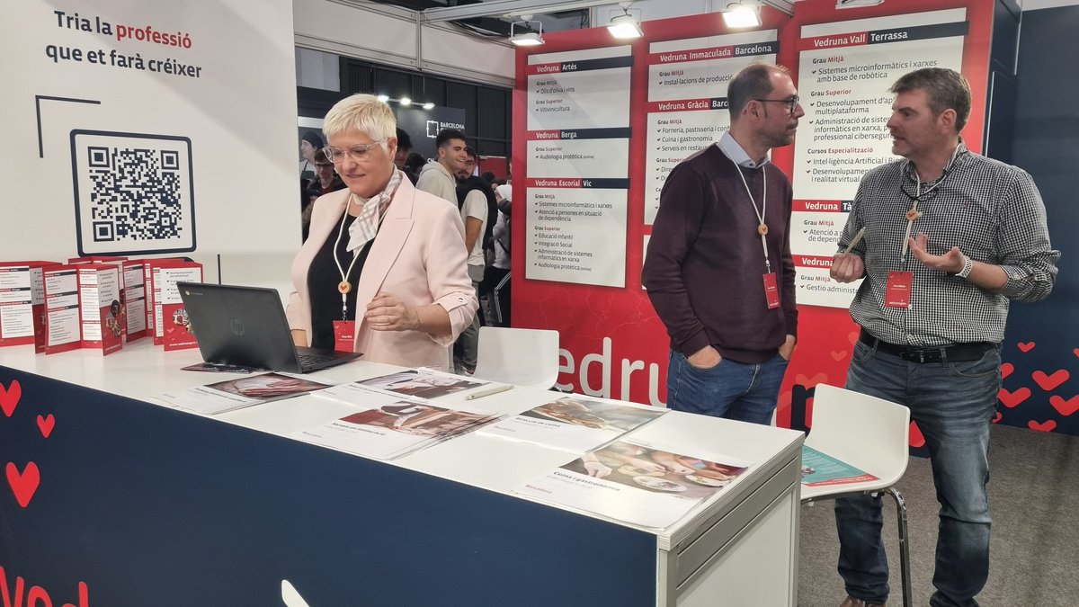 VedrunaCat's tweet photo. Aquí cuines el teu futur. Tota l'oferta de #formació professional a l'estand de #VedrunaPro al @saloensenyament 🔝 #cicles https://t.co/c29IBaYL33