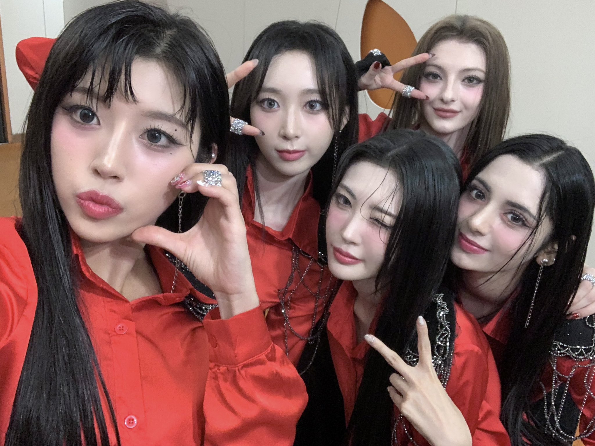 GIjcomibQAAAz8I?format=jpg&name=large