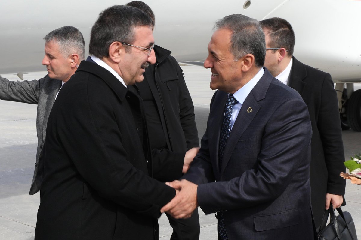ahusta07's tweet photo. Çeşitli ziyaretlerde bulunmak üzere ilimize teşrif eden Cumhurbaşkanı Yardımcımız Sn. @_cevdetyilmaz ile Hazine ve Maliye Bakanımız Sn. @memetsimsek'i milletvekillerimiz ve İl Protokolüyle birlikte Bingöl Havalimanı’nda karşıladık. https://t.co/oUHQwgRhlN