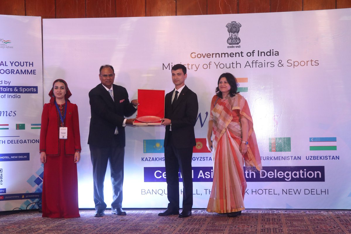 Joint Secretary, Department of Youth Affairs, Shri Nitesh Kumar Mishra fosters bonds of unity and friendship, exchanging souvenirs with the delegates from Turkmenistan at the Central Asian Youth Delegation. #CAYD