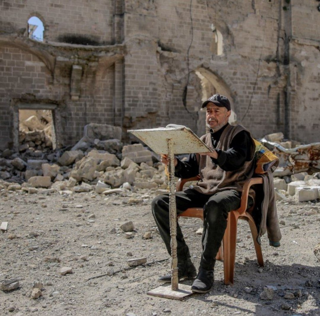 Gazze'de iftarı beklerken Kur'an-ı Kerim okuyan bir Filistinli... Rabbim tez vakitte sıkıntılarını gidersin.