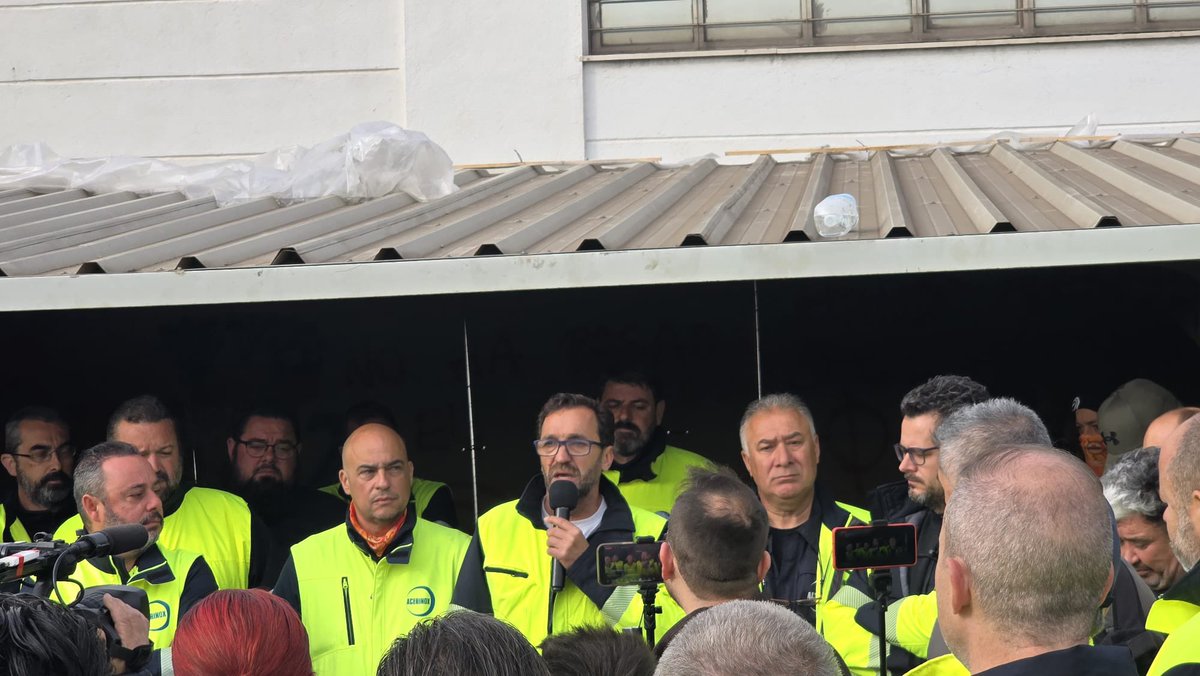 XtobalCM's tweet photo. Huelga Acerinox Europa 
(38 Días)
#1DiaMas
#1DiaMenos https://t.co/xBmdCyY8iA