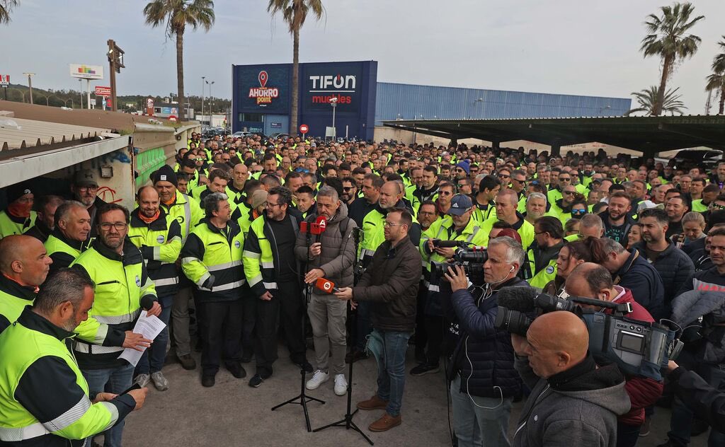 XtobalCM's tweet photo. Huelga Acerinox Europa 
(38 Días)
#1DiaMas
#1DiaMenos https://t.co/xBmdCyY8iA