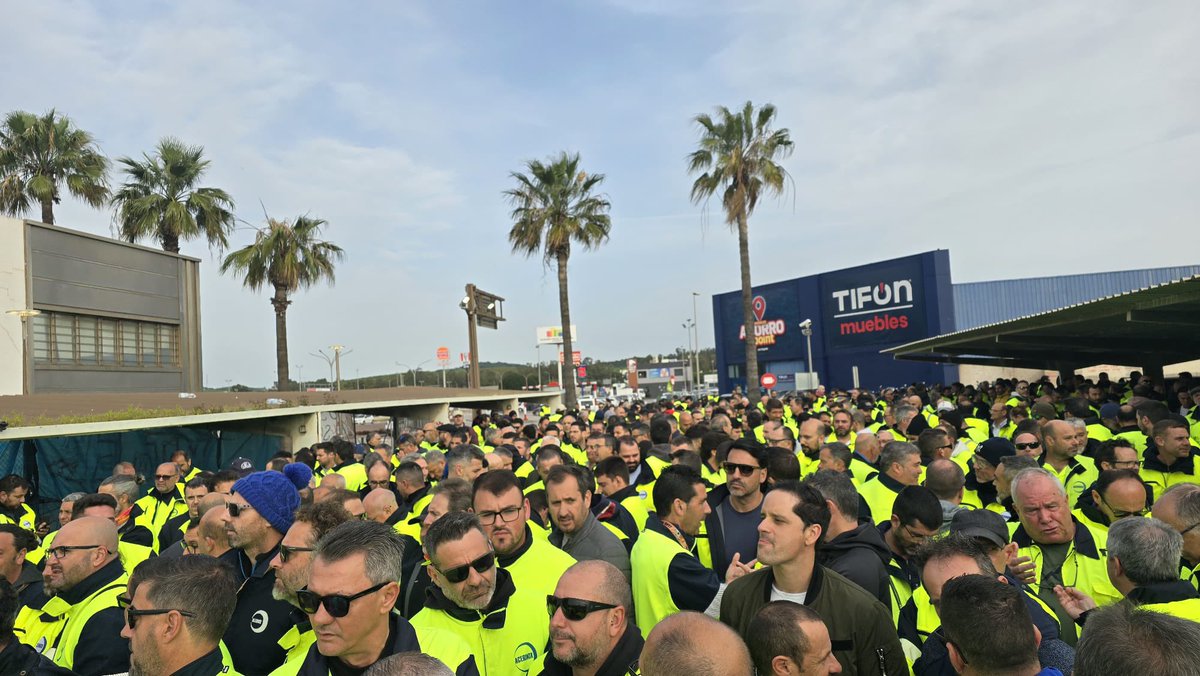 XtobalCM's tweet photo. Huelga Acerinox Europa 
(38 Días)
#1DiaMas
#1DiaMenos https://t.co/xBmdCyY8iA