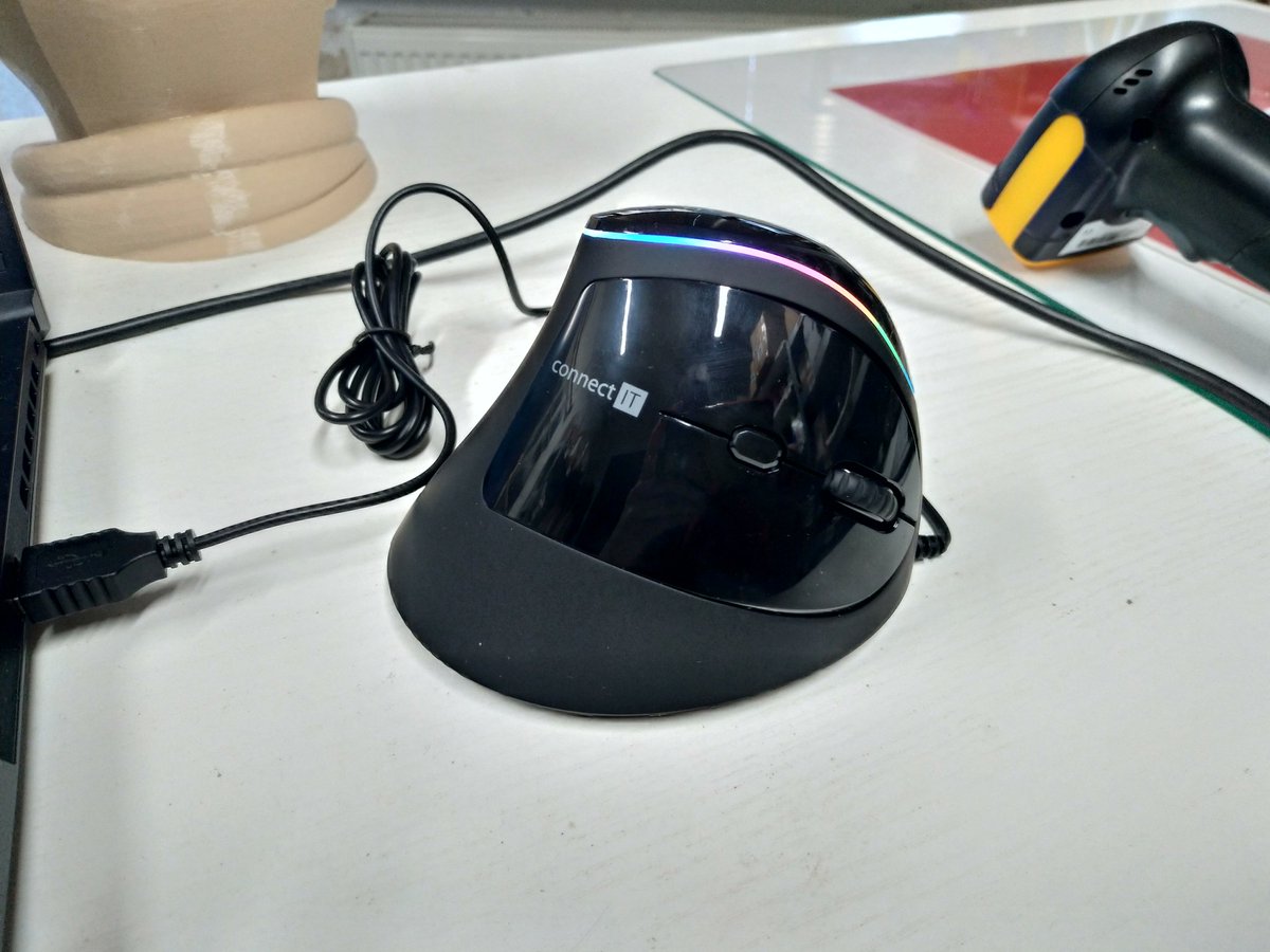 AzuzulaCZ's tweet photo. Jsem si z @Alzacz koupila novou vertikální "herní" myš #connectIT. Jako Top nejprodávanější produkt... Boční tlačítka jsou zbytečně vysoko a jdou těžko až zároveň klikám i na levý nebo pravý myšítko... Je ale lehká i příjemná do ruky. Asi lepší pro tlustší prsty, nebo větší ruku. https://t.co/k7EqH7i1zx