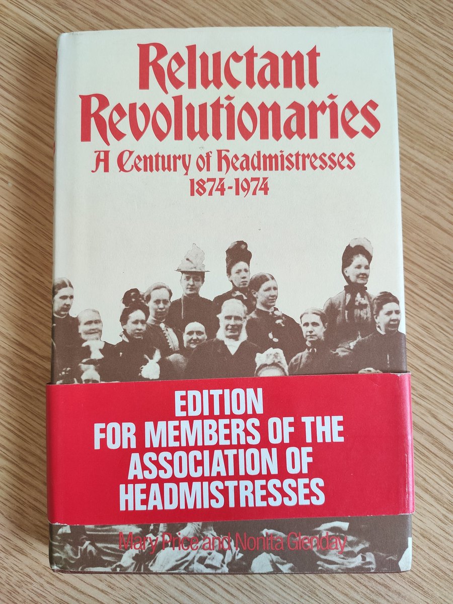 @MarinaGL12 @ASCL_UK @GSAUK Woo! Look what came in the post today. I love the fact that the 'Edition for members of the Association of Headmistresses' wrapper has survived 50 years too ...