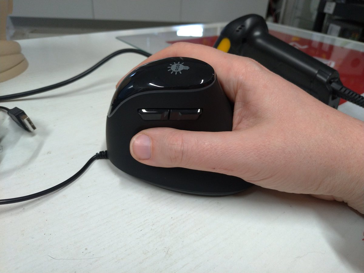 AzuzulaCZ's tweet photo. Jsem si z @Alzacz koupila novou vertikální "herní" myš #connectIT. Jako Top nejprodávanější produkt... Boční tlačítka jsou zbytečně vysoko a jdou těžko až zároveň klikám i na levý nebo pravý myšítko... Je ale lehká i příjemná do ruky. Asi lepší pro tlustší prsty, nebo větší ruku. https://t.co/k7EqH7i1zx