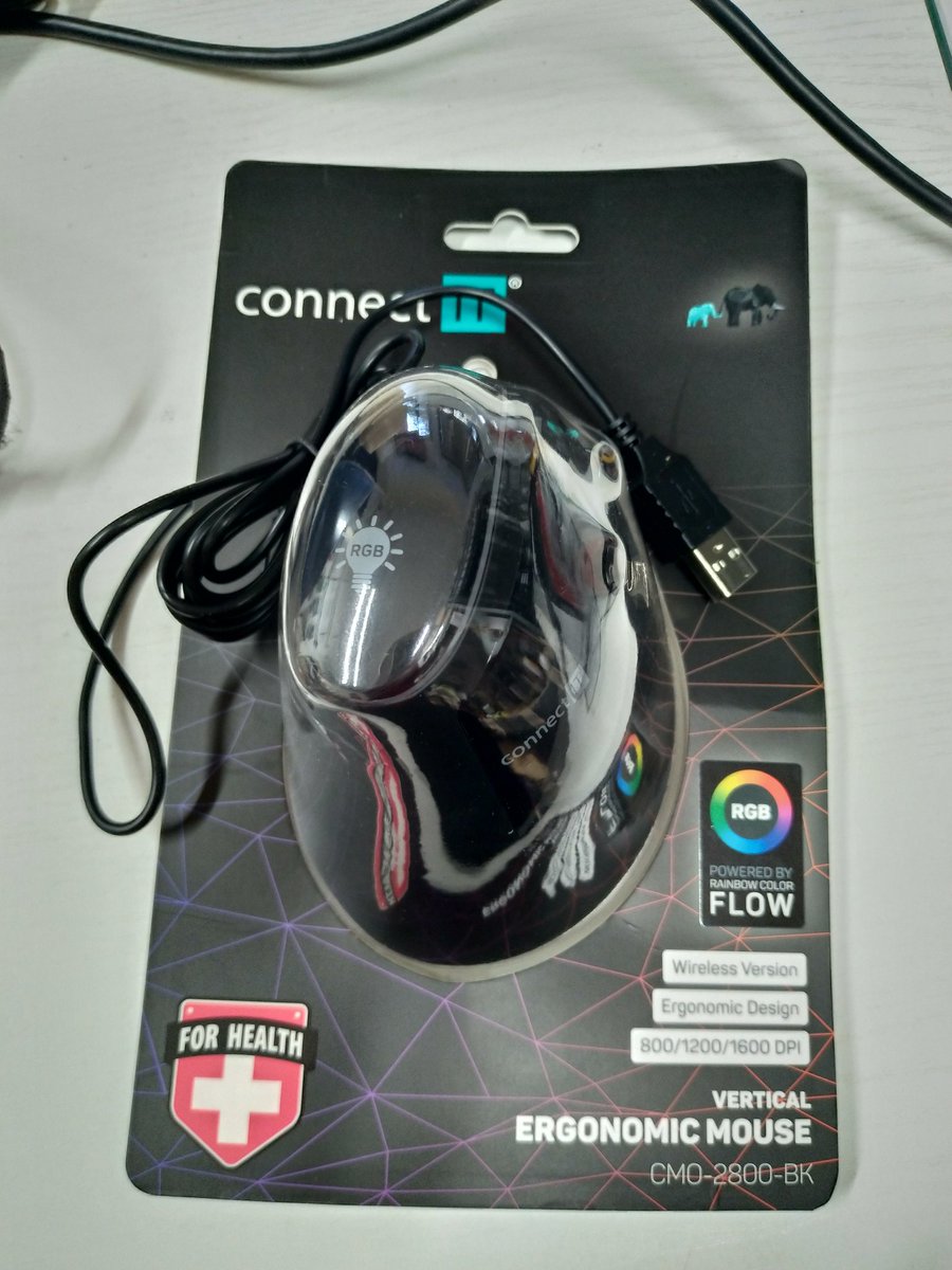AzuzulaCZ's tweet photo. Jsem si z @Alzacz koupila novou vertikální "herní" myš #connectIT. Jako Top nejprodávanější produkt... Boční tlačítka jsou zbytečně vysoko a jdou těžko až zároveň klikám i na levý nebo pravý myšítko... Je ale lehká i příjemná do ruky. Asi lepší pro tlustší prsty, nebo větší ruku. https://t.co/k7EqH7i1zx