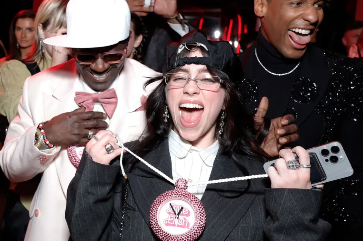 #FlavorFlav Gave #BillieEilish a #Barbie-Themed Diamond Clock Chain at #Oscars Afterparty. Flavor Flav pulled up to the Academy Awards ceremony with a Barbie-themed clock chain & brought a duplicate for his friend to top her award-winning night bit.ly/3wSR34O #musicnews