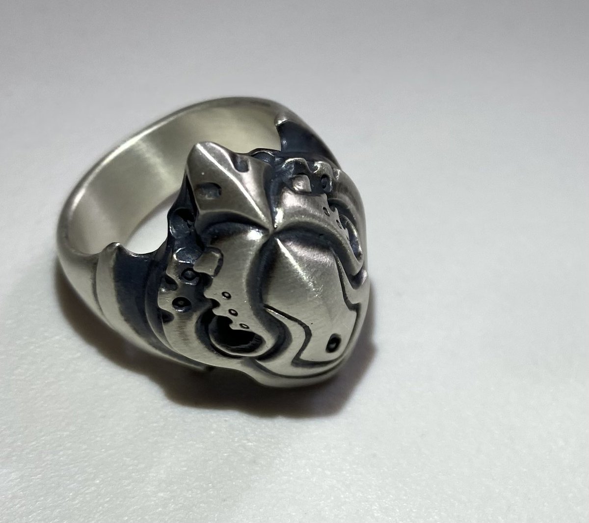 kalavinka14's tweet photo. 2/18にSILVER GEEKSさんで購入した時にお店にサイズがなかったため郵送して貰う事になっていた指輪が届きました。
ピッタリのサイズでここが定位置として産まれて来ているようで、鳥みたいでとても可愛い😃
ありがとうございました。
#GLAMSCALE
#SILVERGEEKS
#STRANGEFREAKDESIGNS https://t.co/4j4AHFJh9x
