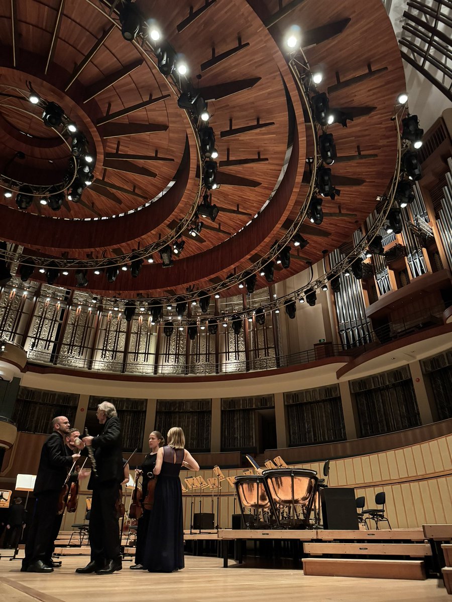 맨 마지막으로 나가게 되어서 단원분들의 수다 타임을 보개 되었는데 공연이 끝나고 난뒤 서로 수고 했다며 안아주는게 진짜 낭만 아름다움 그 자체