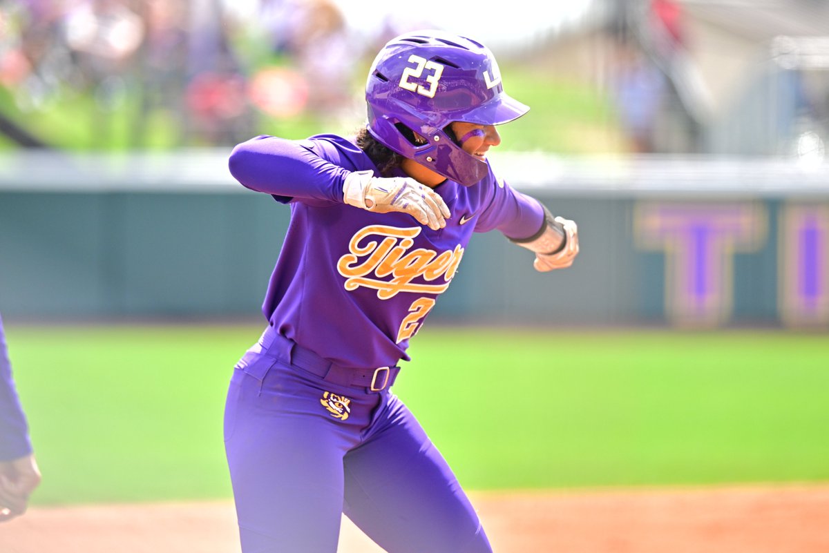 This <a href="/LSUsoftball/">LSU Softball</a> team looks different.   

Whether the reason is the veteran players throughout the lineup, the program’s deepest pitching staff in recent memory, or the addition or a new offensive philosophy, the Tigers are good. Very good.   

🔗 d1softball.com/lsu-stays-unde…
