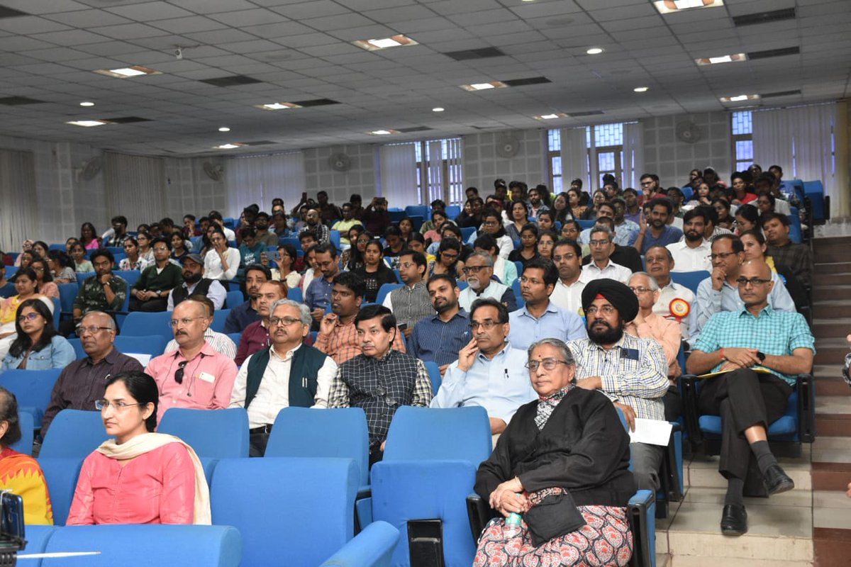 Noted policy maker & former Chief Scientist at @WHO Dr. Soumya Swaminathan delivered the 24th S. P. Ray Chaudhary Memorial Lecture on 'Lesson from the Pandemic for Science & Public Health' at the Institute of Science. The lecture was hosted by Cytogenetics Unit, Dept. of Zoology.