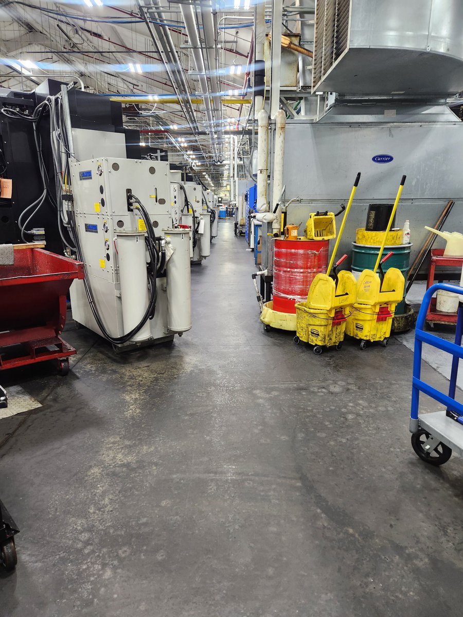 They have been changing over #coolant in the machine, and the floor was a mess. Took time and cleaned it up yesterday. The cell looks a lot better. 

#Mill #CNC #CNCMachines #BlueCollar #Workforit #wednesdaythought #DrivenbyMachines