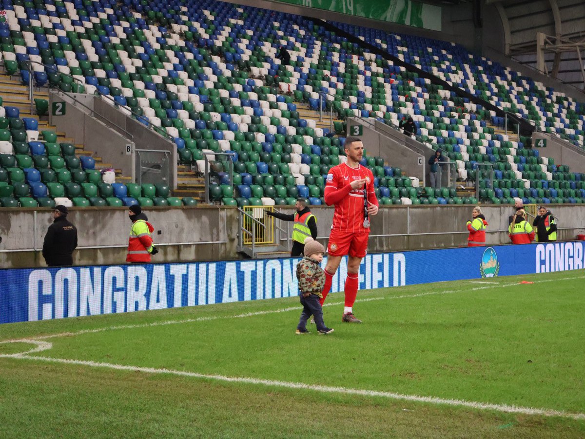 With family for the future 🔴⚪️
Dale take his son on the pitch after match Portadown Football Club Official
@Portadownfc 
NI Football League  #BetMcLeanCup Final @OfficialNIFL 

✅ #PlayrFitChamp Playr-fit sleeve badges on display @PlayrFit