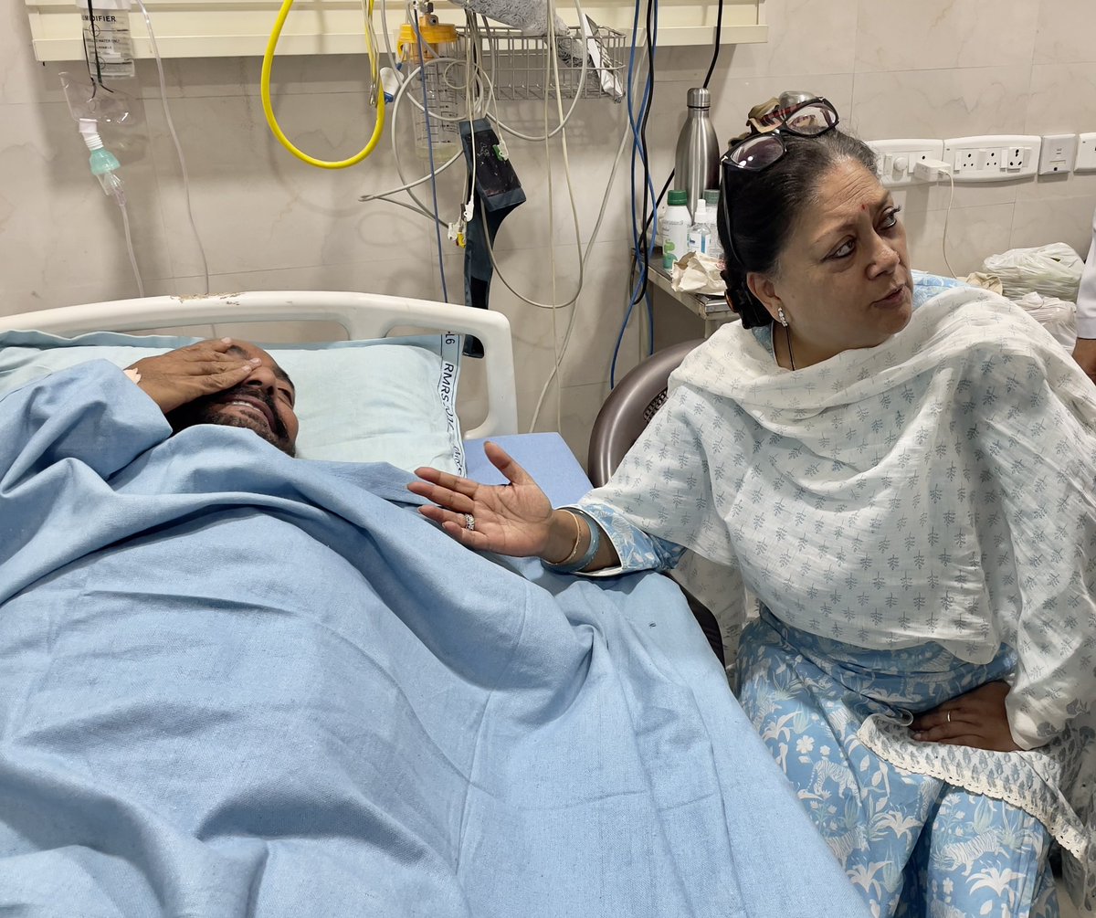 राजस्थान सरकार में मंत्री श्री ओटाराम जी देवासी से आज एसएमएस अस्पताल पहुँच कर उनकी कुशलक्षेम जानी। मैं महंत जी के जल्द स्वस्थ होने की कामना करती हूँ। 

<a href="/otaramjidewasi/">Otaram Dewasi</a>