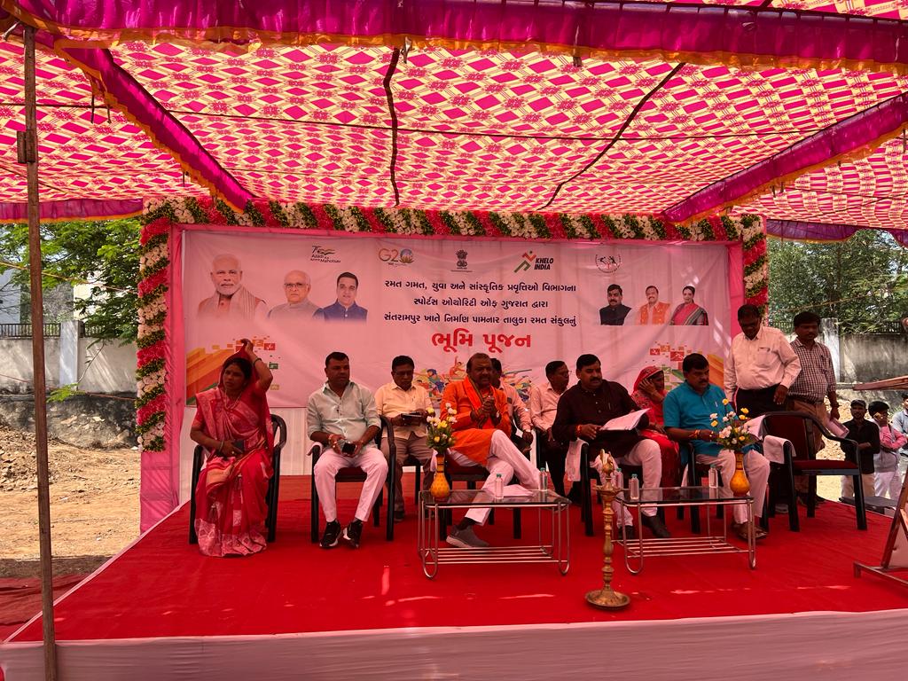 collectormahi's tweet photo. માન.સાંસદ સભ્યશ્રી જશવંતસિંહ ભાભોર સાહેબ અને માન.મંત્રીશ્રી કુબેરભાઈ ડીંડોર સાહેબની ઉપસ્થિતિમાં સંતરામપુર ખાતે નિર્માણ પામનાર તાલુકા રમત સંકુલનું ભૂમિ પૂજન આવ્યુ. @CMOGuj https://t.co/jcONri6k7X