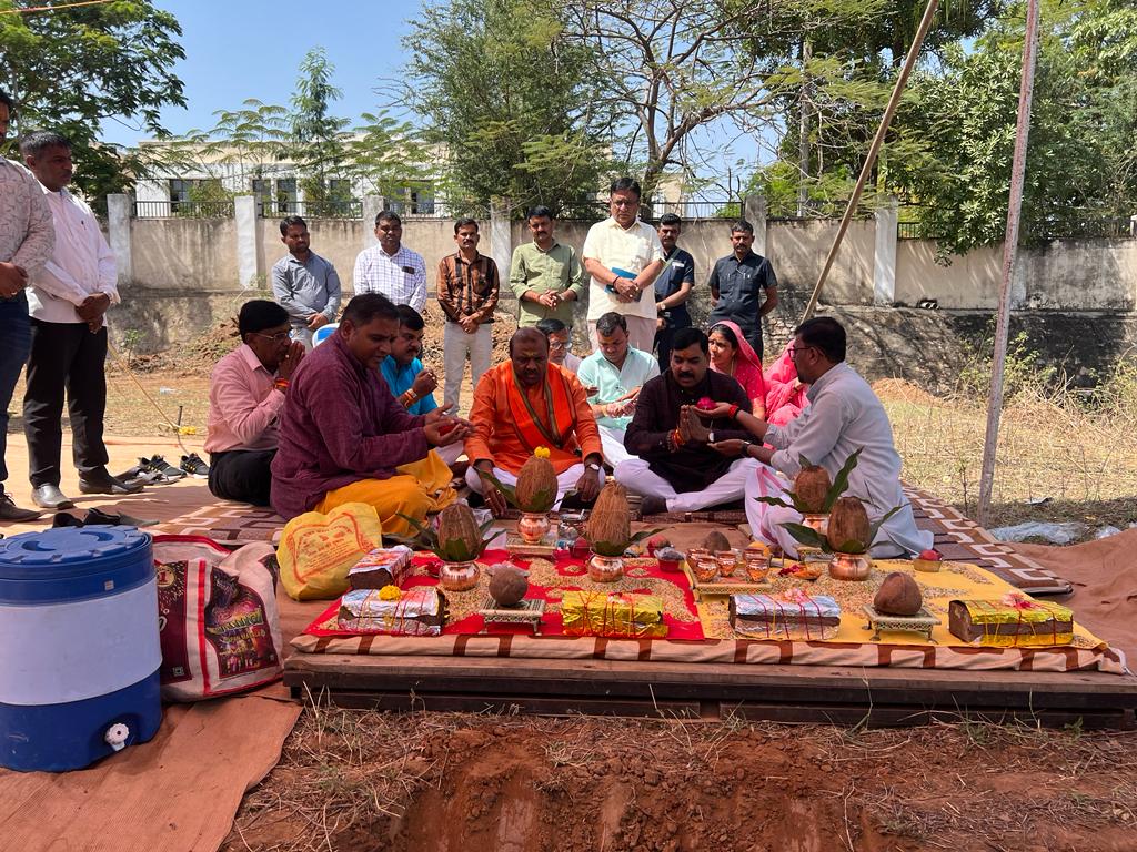 collectormahi's tweet photo. માન.સાંસદ સભ્યશ્રી જશવંતસિંહ ભાભોર સાહેબ અને માન.મંત્રીશ્રી કુબેરભાઈ ડીંડોર સાહેબની ઉપસ્થિતિમાં સંતરામપુર ખાતે નિર્માણ પામનાર તાલુકા રમત સંકુલનું ભૂમિ પૂજન આવ્યુ. @CMOGuj https://t.co/jcONri6k7X