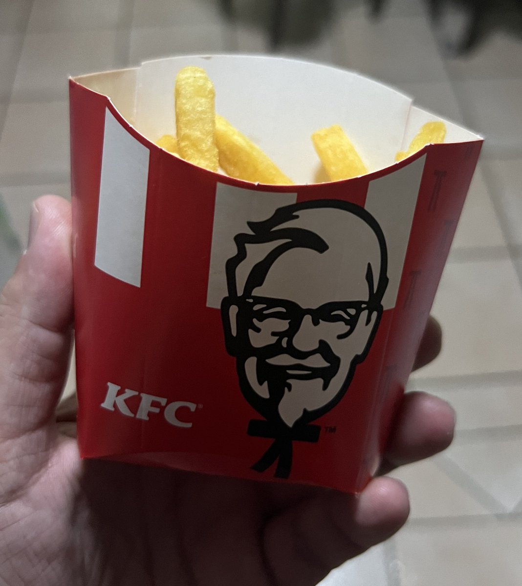 theonegavin's tweet photo. @KFCSA R21 for this!!! Half a packet of chips. And then you still want to add R2 for Add Hope. Why don’t you contribute seeing as though you ripping people off https://t.co/Y8QCYnAMFZ