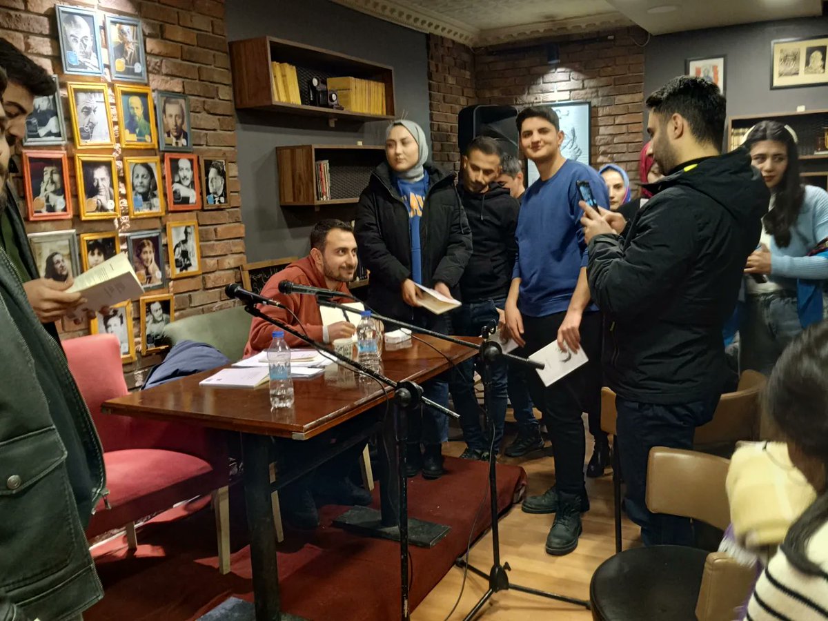 Şair <a href="/tugay_yazicii/">Tugay Yazıcı</a>
etkinliğimizden geriye kalanlar.  Paylaşmanın olağanüstü güzelliğiyle beraberdik. Kendisini ağırlamaktan mutluluk duyduk.🌿