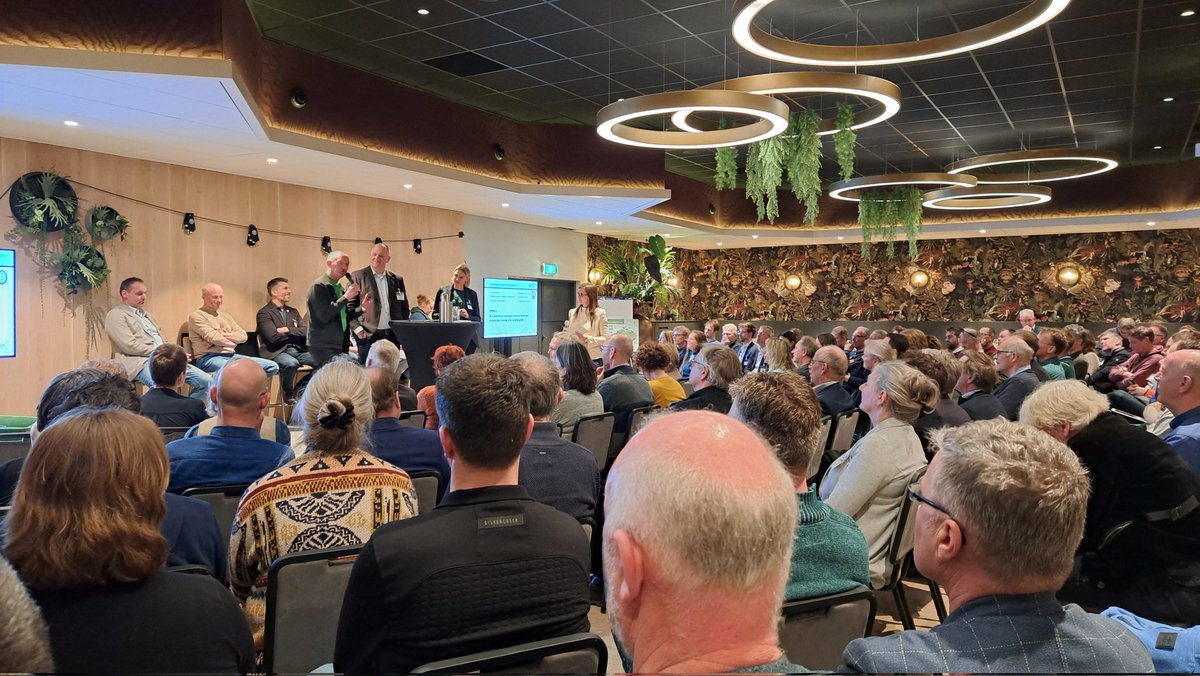 JeroenHaan1's tweet photo. Druk bezocht symposium 'Klimaatslim Boeren op Veen wérkt! van pilotproject naar polderbeweging' deelt de oogst van 5 jaar #KsBoV & kijkt vooruit naar #PPLG aanpak in veenweidegebied. Agrarische collectieven, 3 provincies, 3 @waterschappen & Rijk werken samen. #PuzzelindePolder https://t.co/7Mo3NxxNu5