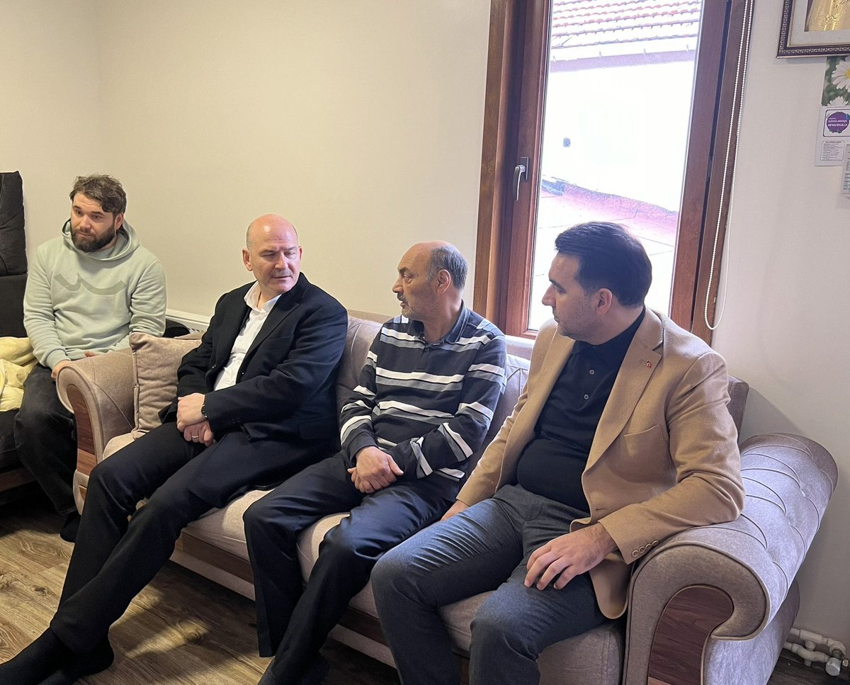 suleymansoylu's tweet photo. Sarıyer’de ev ziyaretlerindeyiz.
@aysebohurler milletvekilimiz ve Sarıyer İlçe Başkanımız @Hibrahimkursun ile bizi misafir eden ailelere teşekkür ederiz.. https://t.co/JVjGfX0TQJ