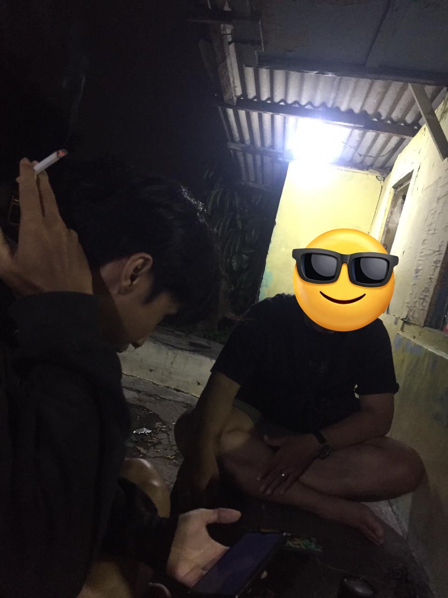 VikingSurabaya's tweet photo. Ngopi sisieun rel kereta api
Liat Orang Hilir mudik kesana kesini
Naik Kereta Api
#Surabaya #RelKeretaApi #KetintangBaru #SaveKabogohBatur https://t.co/F2iDZMojW2