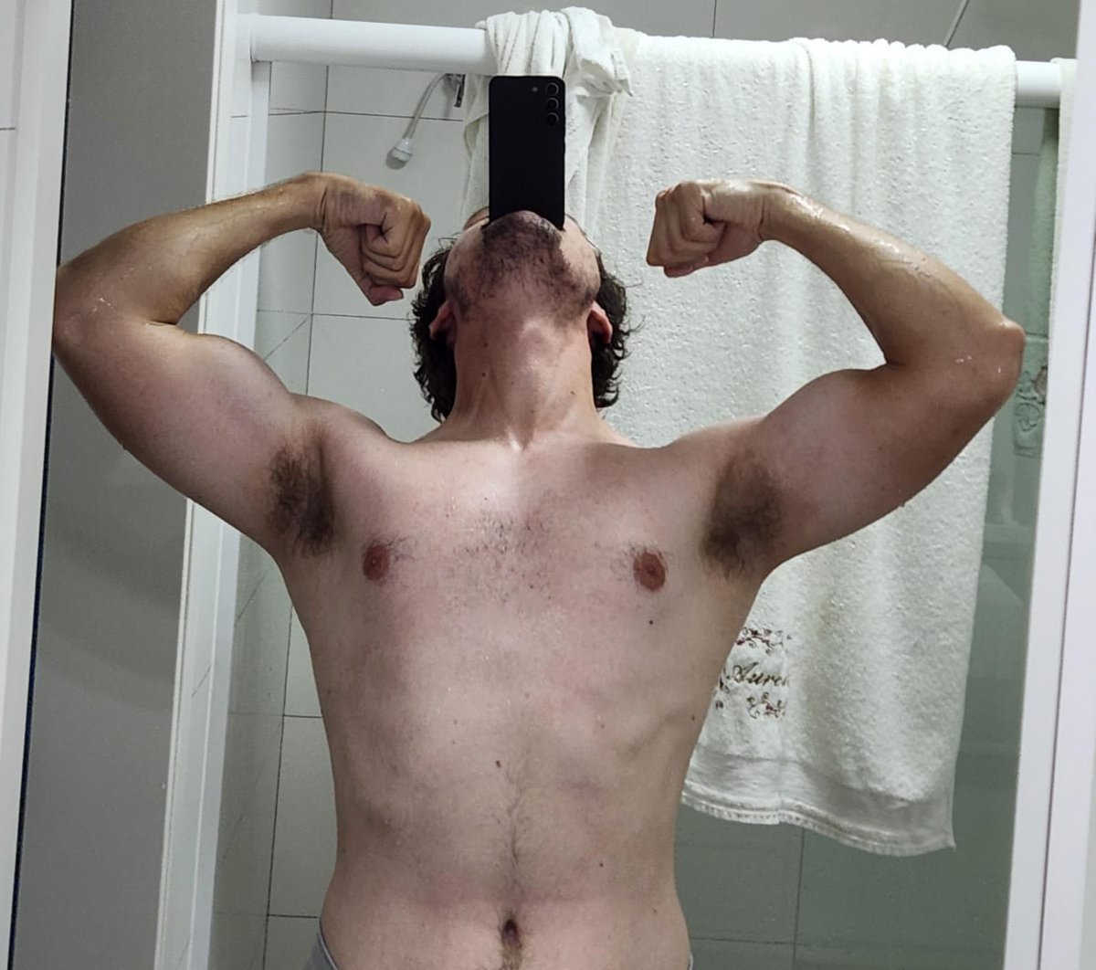 Ontem fez um ano completo que decidi que iria fazer academia, (alguns dias não fui) mas um pouco de resultado veio, lesgou
