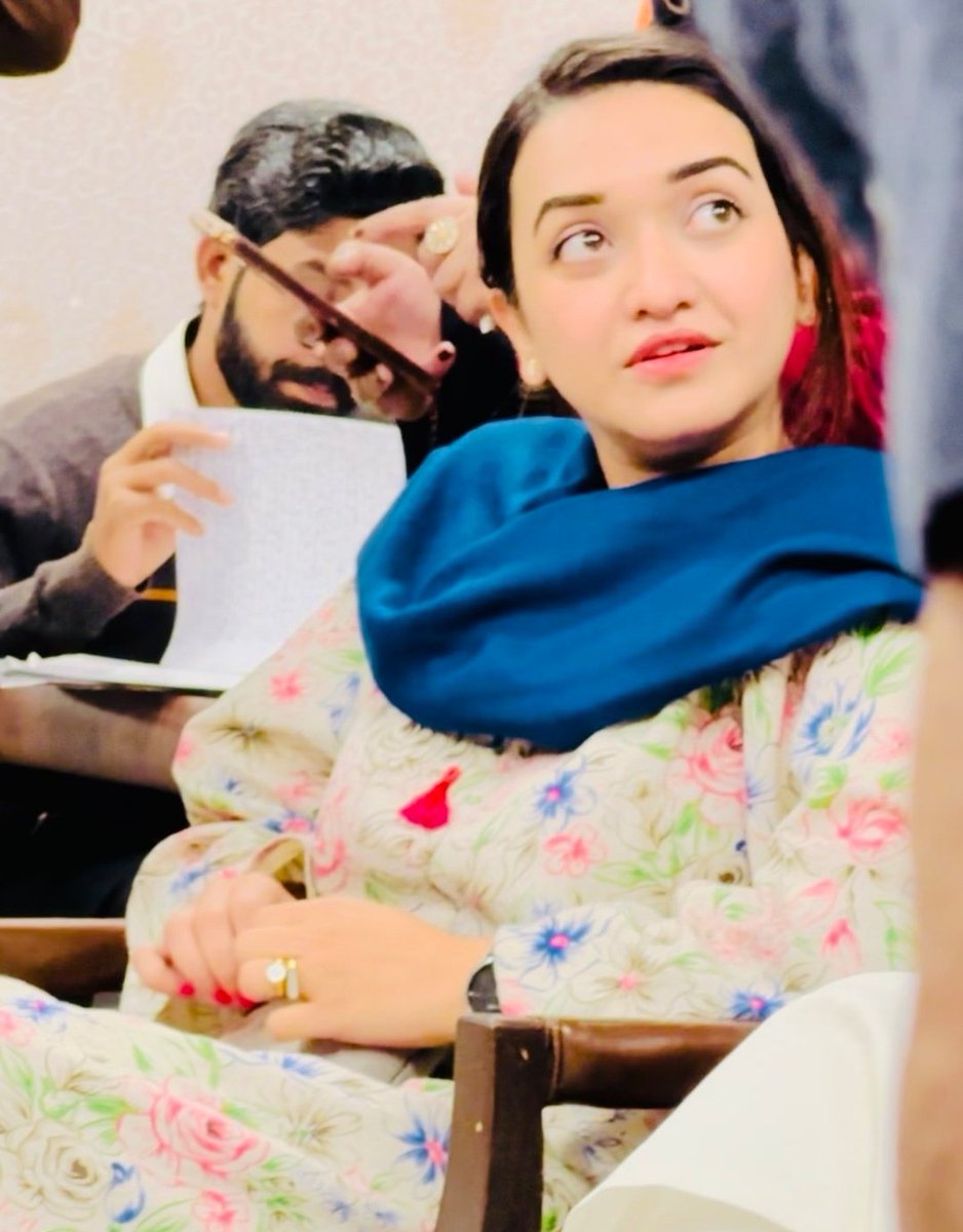 muqadasawann's tweet image. کوئی اتنا نظریاتی کارکن بھی ہو سکتا ہے کیا، یہ لڑکی کمال ہے، یہ لڑکی مختلف ہے ، یہ لڑکی نئی تاریخ لکھ رہی ہے