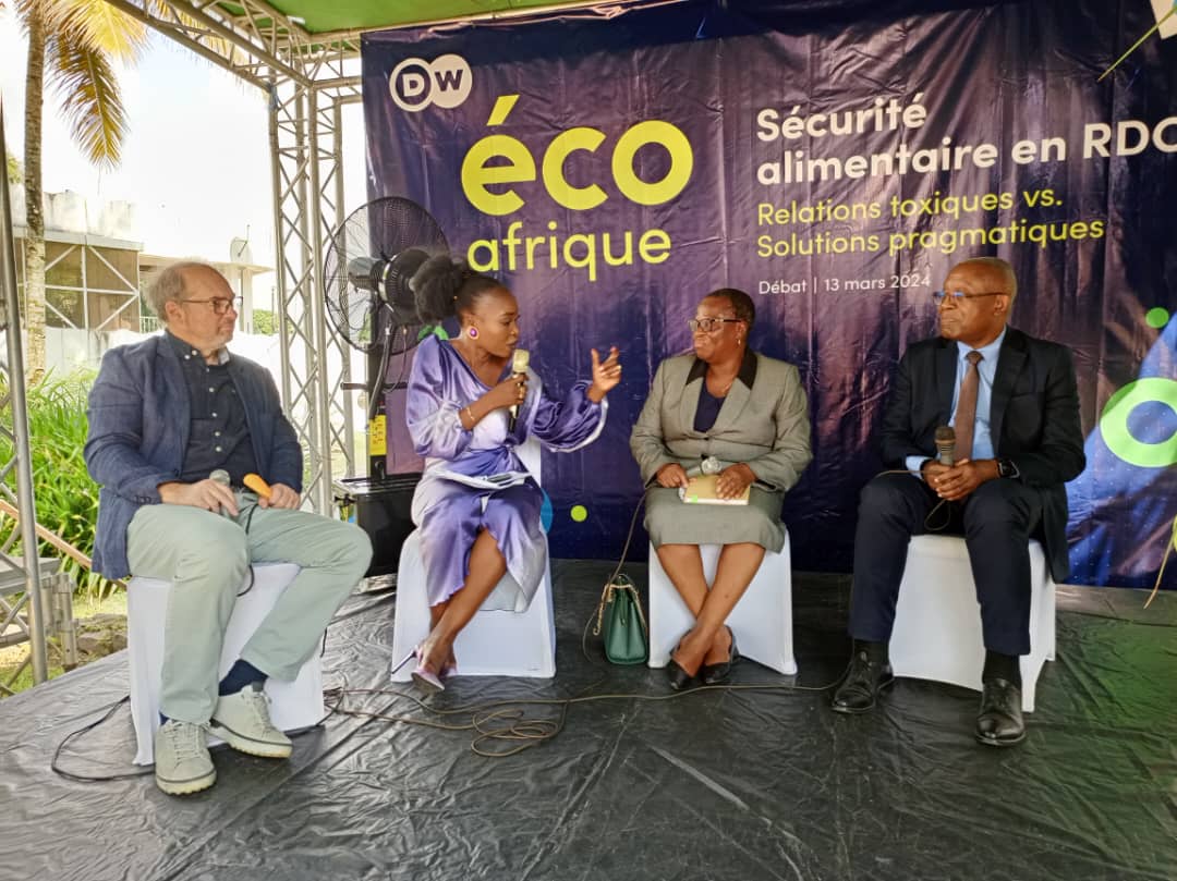 kevin_inana's tweet photo. Signature ce 13 mars d'1 contrat de partenariat entre B-One TV et Deutsche Welle sur l'organisation d débats autour de la sécurité alimentaire. Pr DW, les solutions pragmatiK o problèmes d la sécurité alimentaire commencent par 1 arbre, 1e forêt, etc... https://t.co/5t8ET2ksux