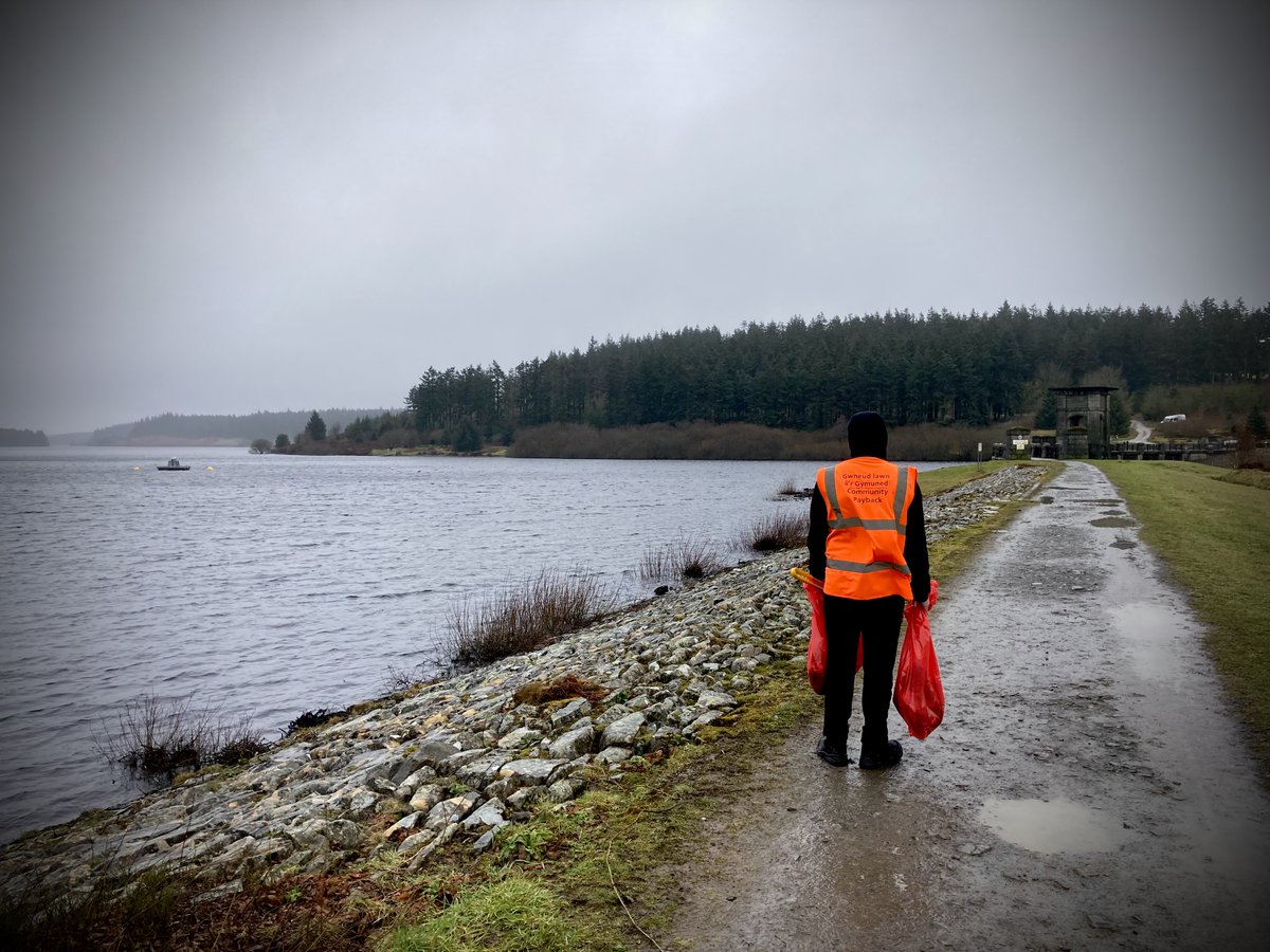 #CommunityPayback returned to Llyn Alwen, walking 6.4 miles in the rain collecting litter and cleared several used disposable BBQ's.