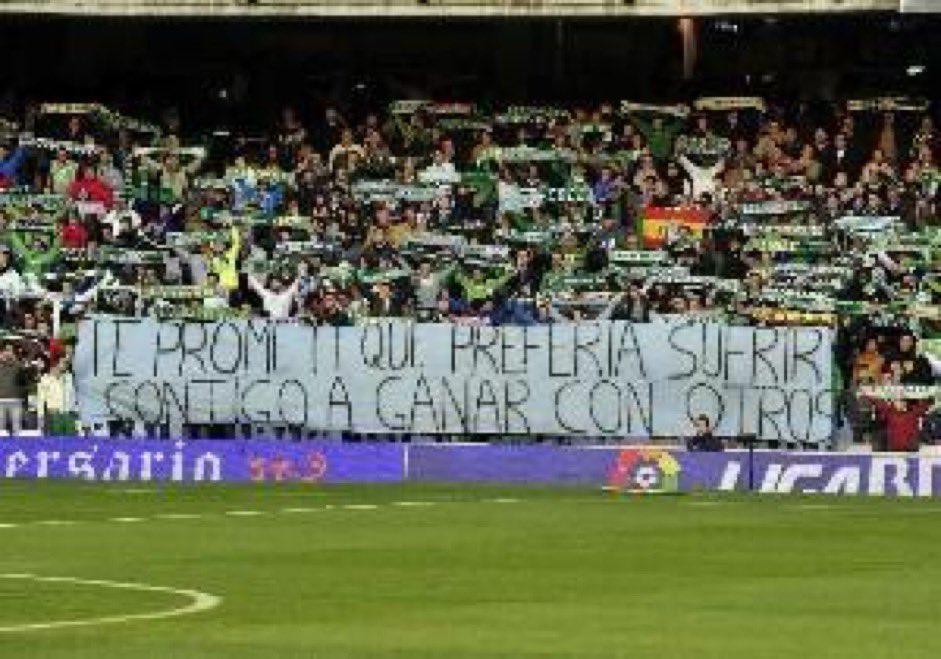 ElMagoBotas_'s tweet photo. Unas palabras sobre el Betis, su afición y el momento que vivimos.

Siento verdadero orgullo por pertenecer a una afición que batió el récord de socios en Segunda división superando a la inmensa mayoría de clubs que jugaban en Primera, orgullo por formar parte de una afición que no dejó de acompañar al equipo masivamente por ciudades como Sabadell, Lugo, Salamanca, Huelva, Gijón o Palamós y orgullo por compartir pasión con una afición que tuvo la valentía y el coraje de salir a calle en masa el 15 de junio de 2009 para echar a unos dirigentes que lo estaban arruinando. En definitiva, orgullo por pertenecer a una afición que siempre ha estado ahí.

Pese a las demasiadas temporadas de mediocridad absoluta tanto en lo deportivo (descensos, permanencias agónicas, eliminaciones dolorosas, etc.) como en lo institucional (judicialización del club, concurso de acreedores, etc.) el bético hizo de tripas corazón y se mantuvo fiel, no a los jugadores o dirigentes de turno, sino a un escudo y a unos colores. Jamás dejó que este sentimiento muriera. Esta fidelidad iba más allá de lo puramente futbolístico. El bético mantuvo de pie al Betis porque el Betis forma parte de su vida y dejarlo desfallecer hubiese sido dejar morir una parte de ellos mismos.

“Te prometí que prefería sufrir contigo a ganar con otros”. Así rezaba una de las pancartas que sacó la afición en el Benito Villamarín en alguno de aquellos años de penuria y tristeza. Una frase que resume a la perfección lo que siente el bético con respecto al Betis. Por supuesto que el bético quiere ganar. Pero antes que ganar con otros, prefieren perder con el Betis.

Por todo lo vivido, por todo lo soportado, por todo lo luchado y por todo lo llorado, el bético debe disfrutar de la situación actual del club como nadie. 

Recuperemos la ilusión que sí tuvimos en momentos de verdadera agonía. Mantengámonos unidos frente a las adversidades. Volvamos a celebrar que somos béticos. Sintámonos orgullosos de pertenecer a esta bendita locura llamada Betis.