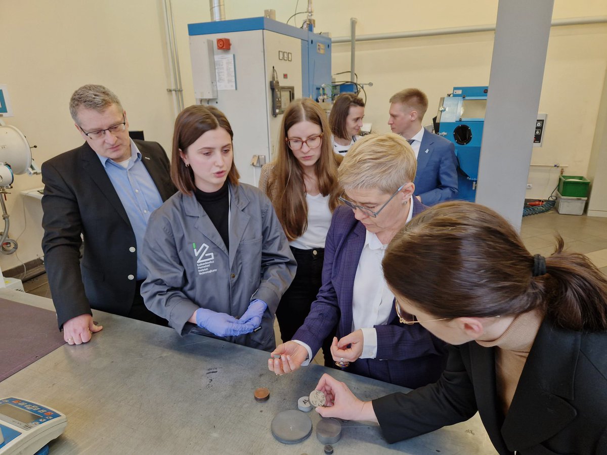 MNiSW_GOV__PL's tweet photo. 🔴 Wiceminister Maria Mrówczyńska wzięła udział w spotkaniu pt. „Nauka dla biznesu” nt. wyzwań, jakie stoją przed wielkopolskimi jednostkami naukowymi organizowanym na @PUT_Poznan, a także odwiedziła @lukasiewiczpit. https://t.co/W4vy65Tnzw