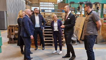 MNiSW_GOV__PL's tweet photo. 🔴 Wiceminister Maria Mrówczyńska wzięła udział w spotkaniu pt. „Nauka dla biznesu” nt. wyzwań, jakie stoją przed wielkopolskimi jednostkami naukowymi organizowanym na @PUT_Poznan, a także odwiedziła @lukasiewiczpit. https://t.co/W4vy65Tnzw