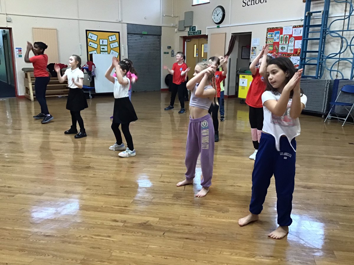 palmerston_p_s's tweet photo. Year 4 seem to be really enjoying their dance session #ppsWellbeing https://t.co/MqLS3VHI3B